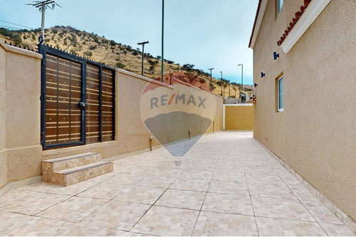 Amplia Casa Esquina Remodelada En Valle Lo Campino