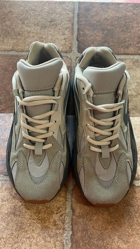Zapatillas Yeezy Boost 700 Beige (Usado)
