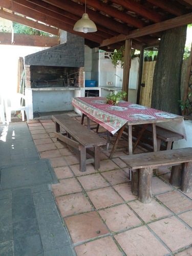 Imagen 3 de 12 de Casa De 2 Dormitorios Arbolada Y Perimetrada Al Sur De Parque Del Plata Bajada 1 (7 Cuadras De La Playa) Con Wifi Y Cable. Pet Frendly