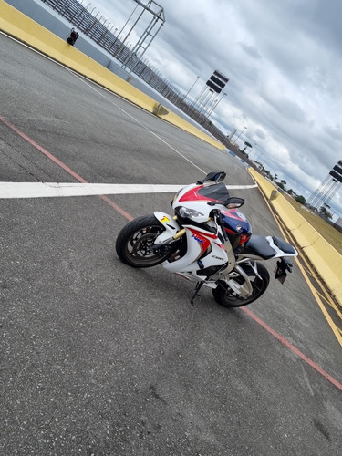 Imagem 2 de 7 de Honda Cbr1000rr
