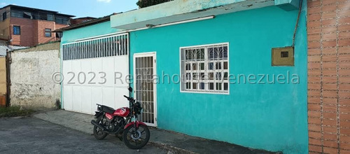 Raiza Suarez Vende Casa En Zona Centro De Barquisimeto, A Una Cuadra De Av Venezuela, Zona Estratégica Cercana A Comercios, Avenidas Principales, Colegios, Lista Para Empezar Tu Nuevo Hogar,23-29991  