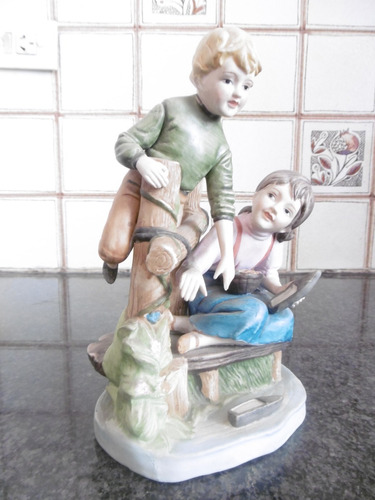 Figura De Porcelana Italiana Capodimonte,  Pareja De Niños.