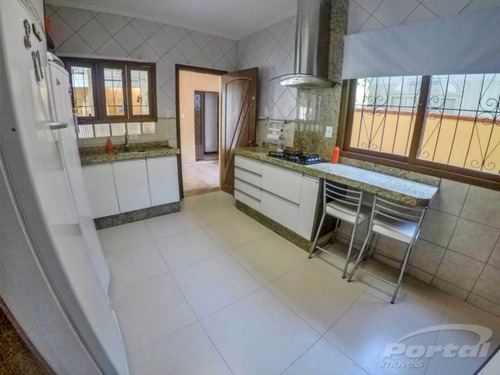 Imagem 4 de 18 de Casa No Centro De Blumenau, Semi-mobiliada, Com 04 Dormitórios Sendo 1 Suíte Máster, 03 Vagas, Área De Festas Com Piscina E Demais Dependências. - 3572977