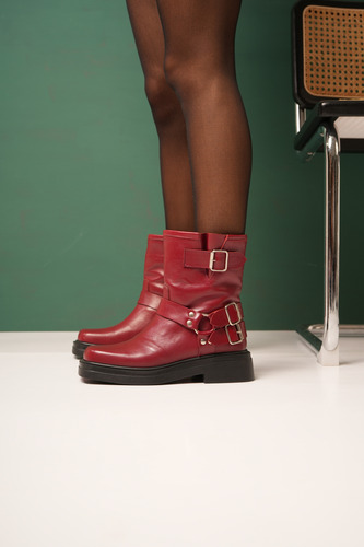 Borcegos Botas Mujer Estribo Hebillas Taco Bajo Cuero Abril