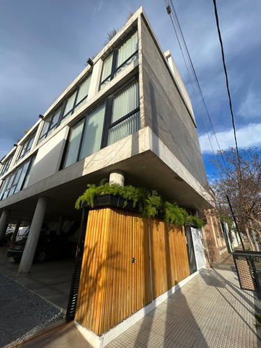 Triplex En Venta De Dos Dormitorios Y Dos Baños Con Terraza Y Pileta