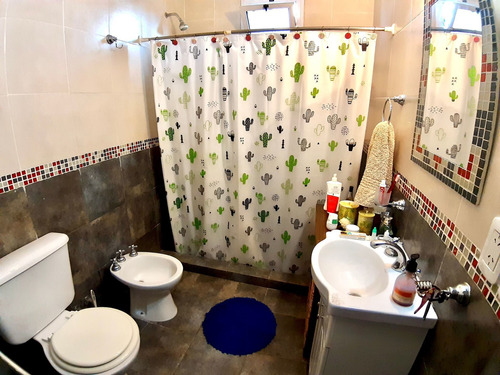 Casa En Venta En La Plata, 2 Dormitorios Y Galpón