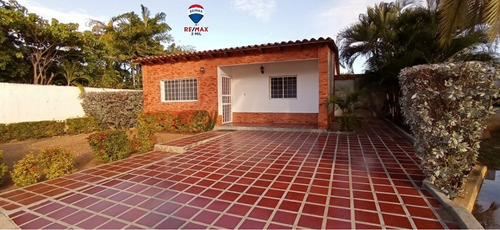 Re/max 2mil Vende Casa En La Urbanización Valle Hermoso, Municipio Garcia. Isla De Margarita, Estado Nueva Esparta 