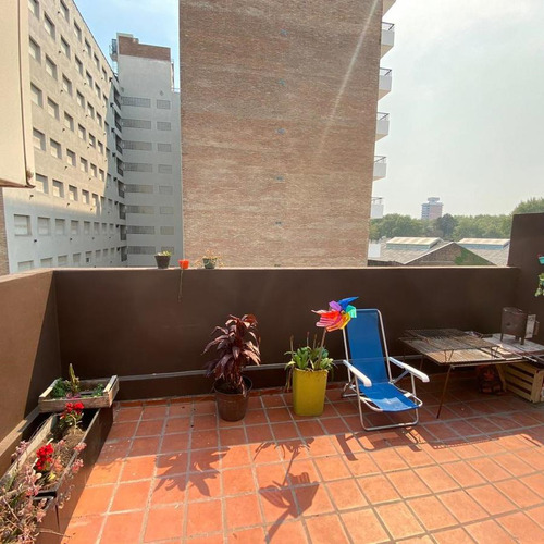 Departamento Duplex De 1 Dormitorio Con Balcón-terraza En Barrio Echesortu