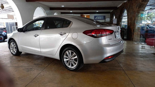 Imagen 3 de 15 de Kia Forte Sedan 2018 4p Ex, Tm6, Bl, Cmara Reversa 7, F.