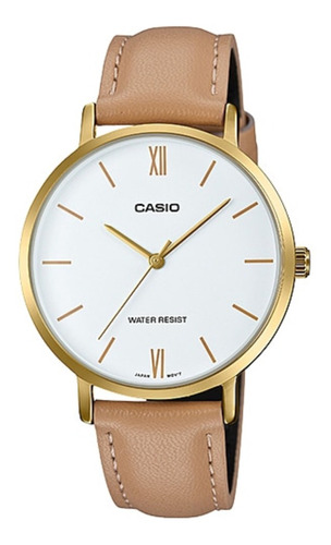 Reloj de pulsera Casio Dress LTP-VT01 de cuerpo color dorado, analógico, para mujer, fondo blanco, con correa de cuero color marrón claro, agujas color dorado, dial dorado, bisel color dorado y hebilla simple