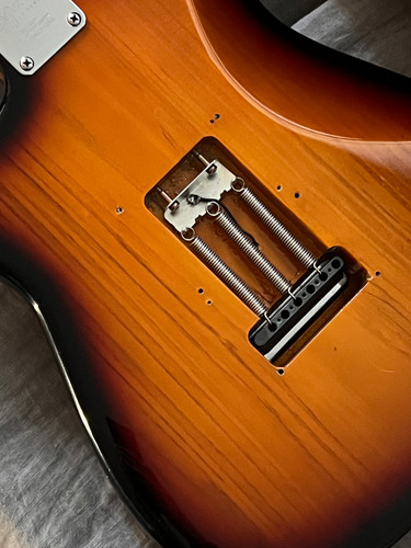 Guitarra Fender Squier Stratocaster Standard 20 Aniversario Diestro Sunburst