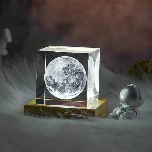 Luna, Cubo De 4 Cm Y Base De Madera De Colores Cálidos, Gala