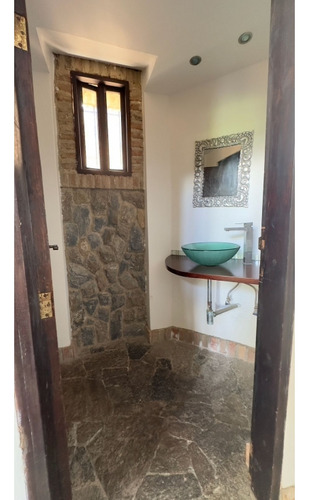 Se Vende Casa 2415m² 5h/ 6b/ 7e La Lagunita