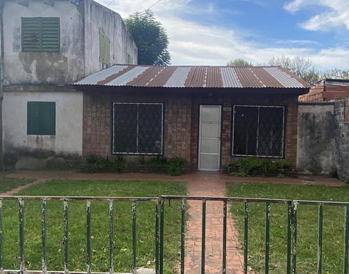 Casa Al Frente Con Jardin - Empalme Graneros