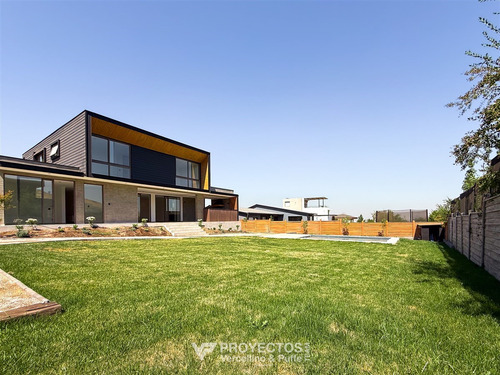 Moderna Y Espaciosa Casa Con Piscina, Jardín Y Quincho