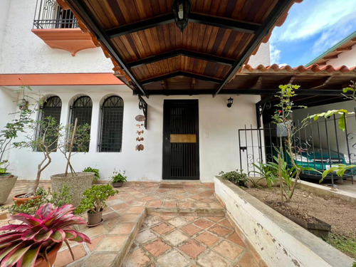 Se Vende Casa 224m² 4h+s/5b/2p Alto Prado