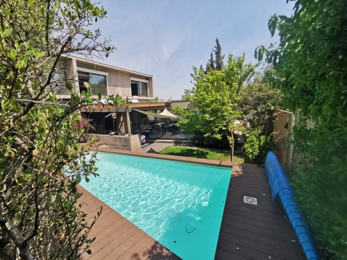 Preciosa Casa De Hormigon En Niveles Con Piscina Muy Segura