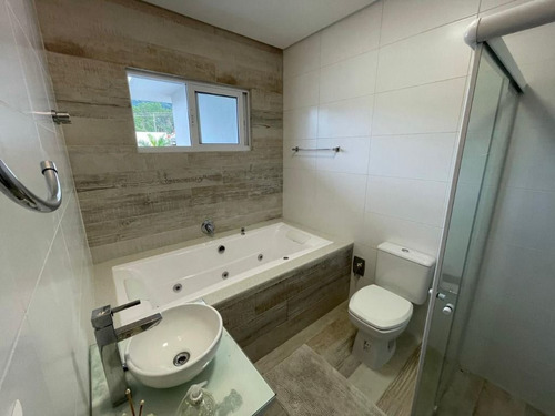Imagem 18 de 24 de Av. Das Arapongas, 1265 - Ariribá, Balneário Camboriú. Casa À Venda No Condomínio Haras Rio Do Ouro, 570m², 4 Suítes, Piscina,churrasqueira E 4 Vagas - Ca0669