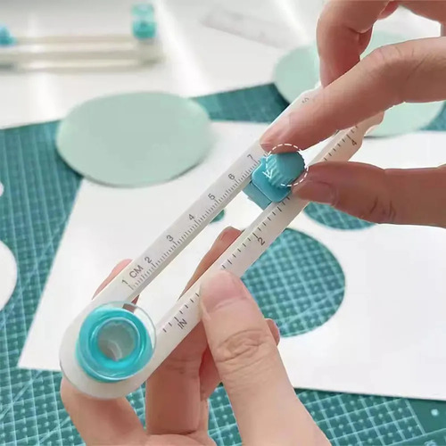 Cortando Papel Circular Com Uma Faca De Bússola