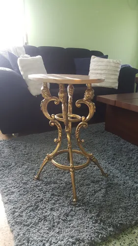 Mesita Antigua Con Patas De Bronce Macizo Y Tapa De Mármol. (Usado)