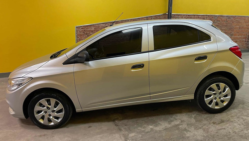 Imagen 2 de 19 de Chevrolet Onix 1.4 Lt Mt 98cv 2016