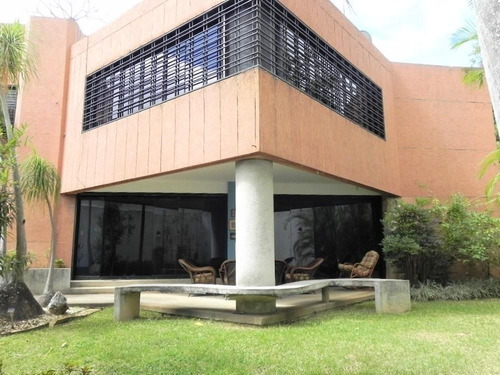 Excelente Y Amplia Casa En Venta El Marqués, Caracas 23-20812