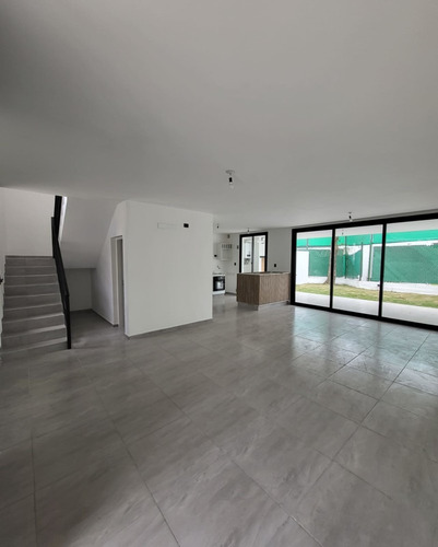 Imagen 1 de 21 de Duplex En Venta De 3 Dormitorios, Galeria Cubierta Con Asador, Cochera Doble