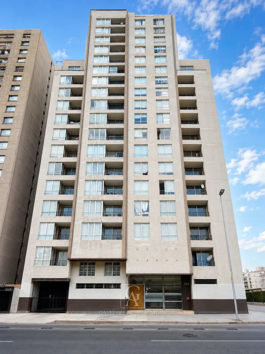 Imagen 1 de 10 de Departamento En Arriendo Con Vista Interior Santiago Centr