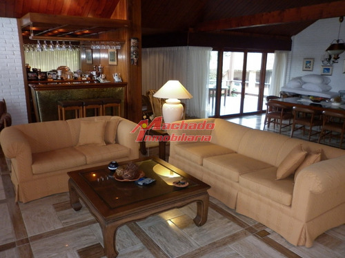 Espectacular Residencia En Zona Residencial, Ideal Para Vivir Todo El Año- Ref: 3833