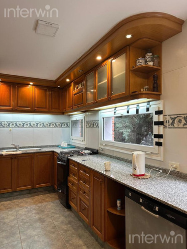Casa En Los Pilares, 6 Ambientes, C/ Jardin Y Pileta - Venta -