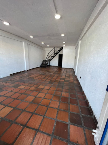 Imagen 2 de 6 de Alquila Local En C.c Los Chaguaramos - Nueva Barcelona