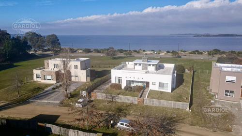 Casa En Venta En Colonia Del Sacramento Sobre Rambla Costanera, Barrio Sheraton