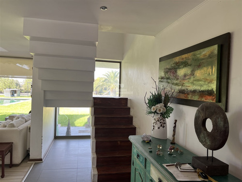 Casa En Venta De 6 Dorm. En Colina