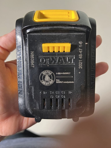 Dewalt Cargador Dcb107 12v-20v Y Bateria 20v- Usados (Usado)