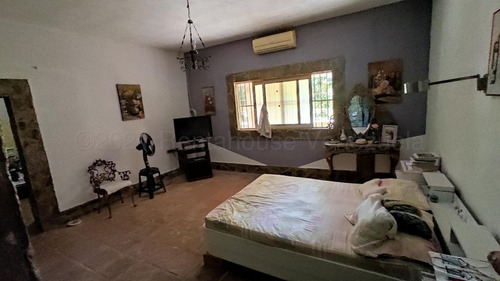 Hermosa Parcela En Venta, Con 2.7 Hectareas De Terreno, Que Cuenta Con Amplia Casa De Dos Pisos Que Cuenta Con 5 Cuartos, 2 Banos, Sala, Comedor Y Cocina, Amplios Corredores Techados