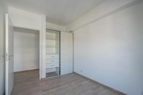 Departamento En Villa Urquiza, Ubicado En Una Amplia Zona Comercial Y Gastronómica.