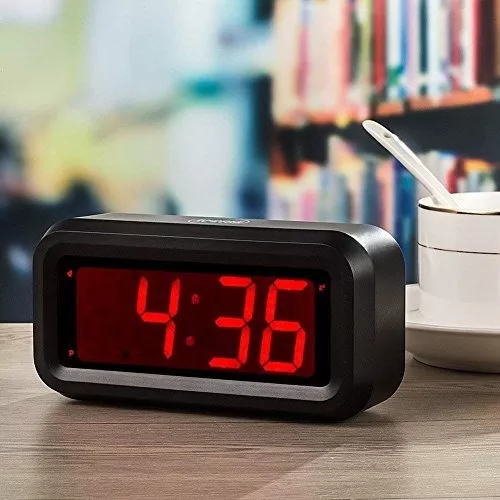 Reloj despertador digital, reloj de pared pequeño, funciona con pilas,  pantalla grande LED de 1.2 pulgadas, atenuador de brillo de 2 niveles,  12/24