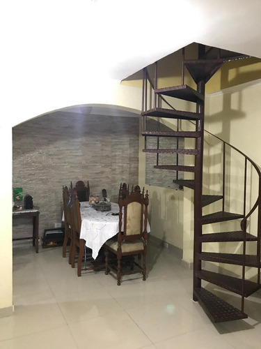 Sobrado De 3 Dormits, 3 Banheiros, Sala De Estar E Jantar