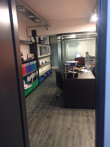 Imagen 24 de 30 de Depósito Con Oficinas Y Ph Para Coleccionistas De Autos