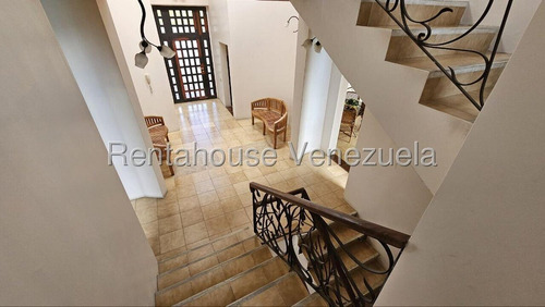 En Venta Hermosa Casa En Excelente Ubicación En Los Samanes 25-17999
