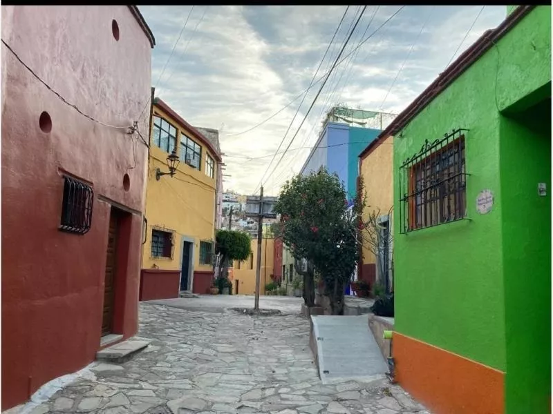 New House Bienes Raíces Te Ofrece Casa Muy Amplia Contemporánea En Callejón Del Corazón De Guanajuato Capital A Tan Solo 7 Minutos Caminado Del Centro, Ideal Para Inversionistas