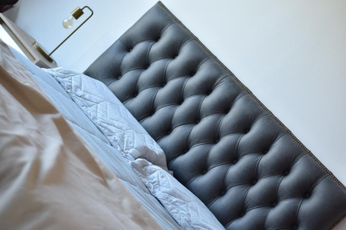Respaldo De Cama En Capitone Con Tachas En Simil Cuero
