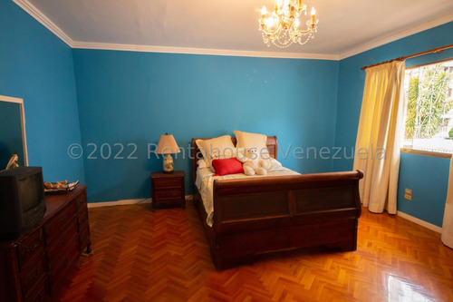 Bella Casa, Con Amplios Espacios Y Jardines Ubicada En Calle Cerrada. 25-17564.