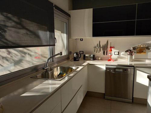 Sensacional Casa Moderna, Super Luminosa Y Con Ambientes Amplios.