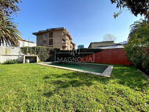 Casa En Venta 4d, 3b, 3e, Piscina Y Gran Terreno En Ñuñoa.