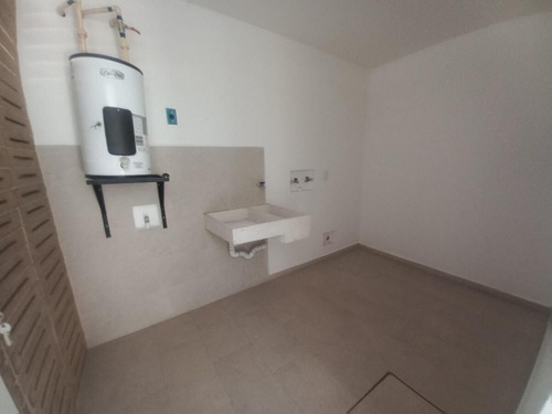 Casa En Venta En El Refugio, 3 Recámaras, 2.5 Baños, Alberca, 2 Autos, Lujo!