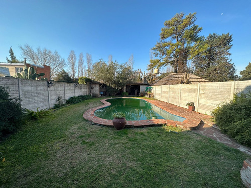 Chalet Con Piscina En Barrio De Vicenzo Grande