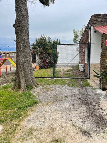 Imagen 9 de 15 de Casa De Dos Dormitorios Con Jardín, Barbacoa Y Techo Para Vehículo