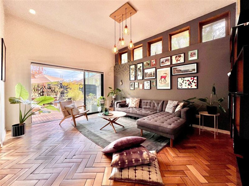 Casa En Venta De 5 Dormitorios Y Piscina - Ñuñoa