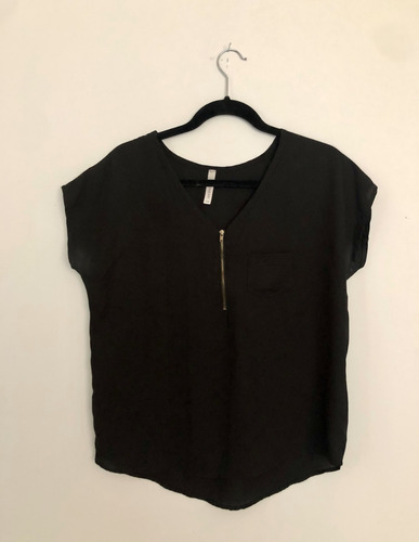 Blusa De Chiffon Negra Manga Corta Con Zipper En Escote